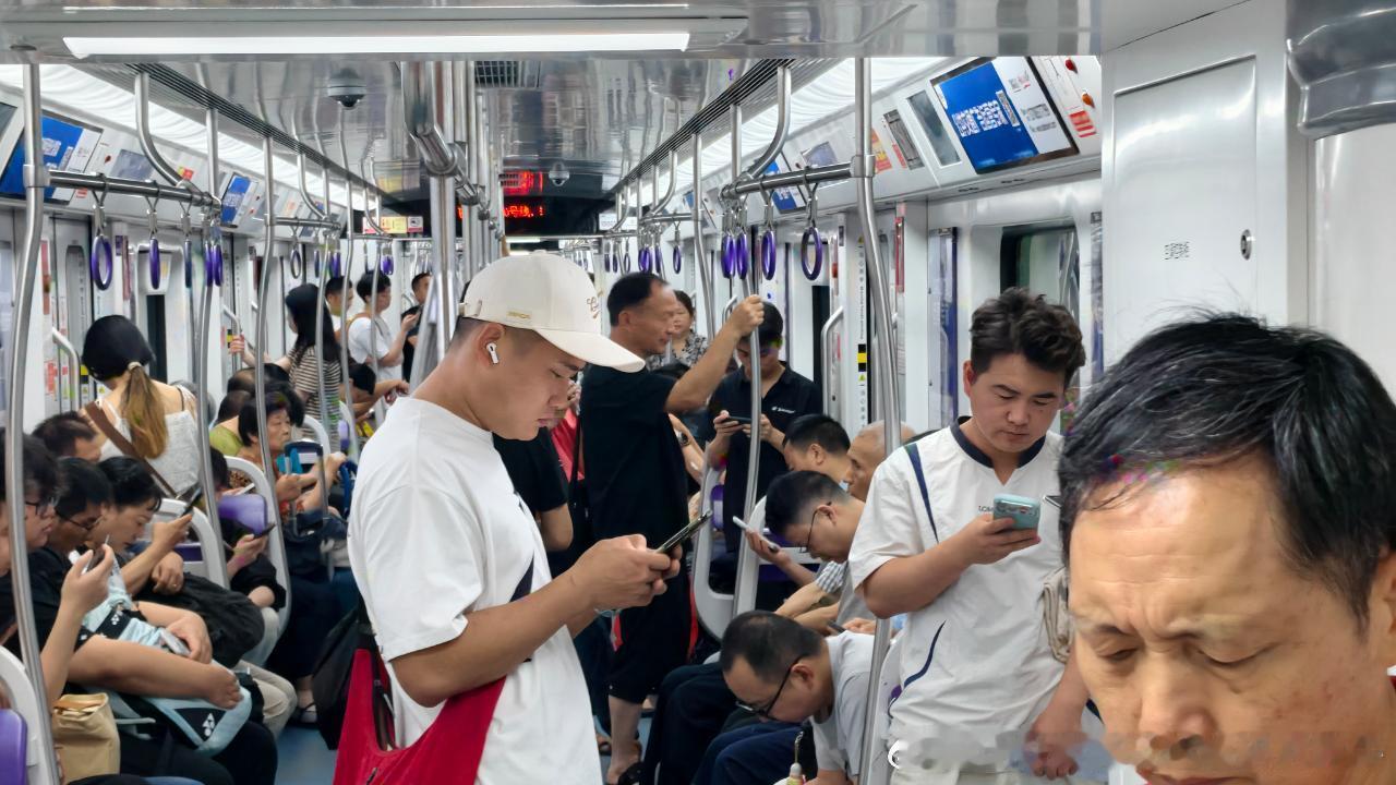 重庆轨道交通 网友：2026年7月10日（周五）07:22分。重庆地铁10号线王