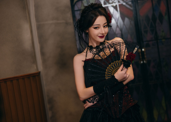 #迪丽热巴的AI妆造# 宝子们懂吧？迪丽热巴在直播间简直是颜值打击！她一边分享产