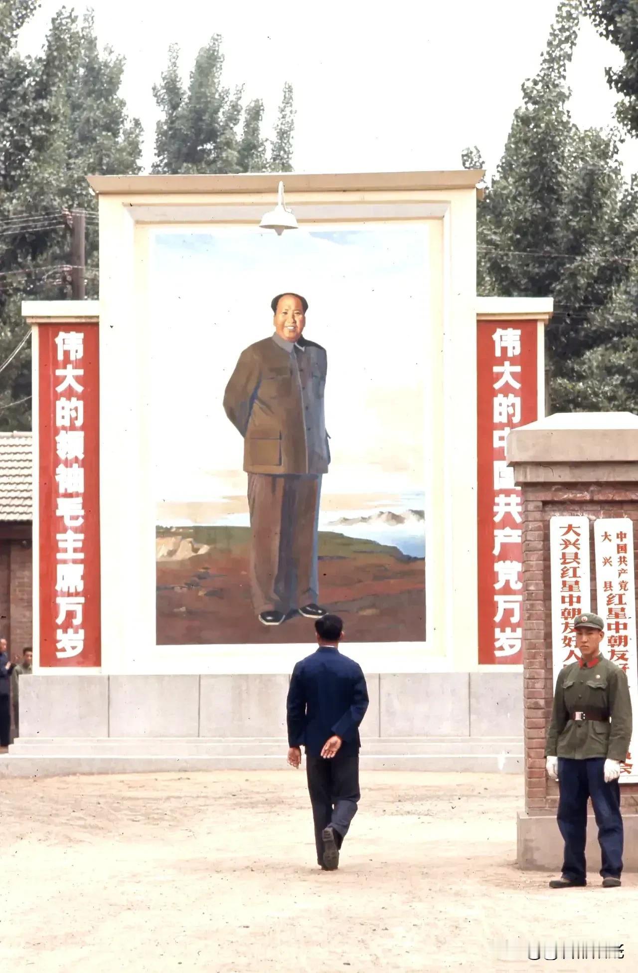 毛主席为什么能革命成功？第一，实事求是，有科学的世界观和方法论，具体问题具体分析