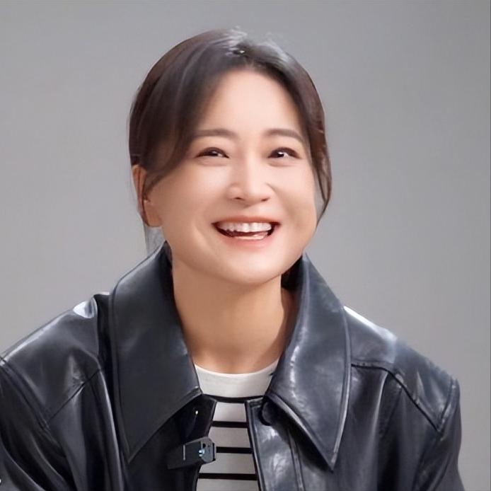 演员，贾玲，发财之后，给姐姐贾丹买了两套房，一辆车，算是报答姐姐，当年她考上了中