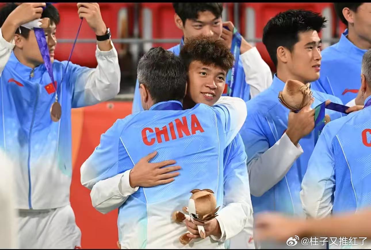 《足球之夜》今天播出专题片，回顾了国足亚运队夺得铜牌的过程，多位国足亚运队球员接