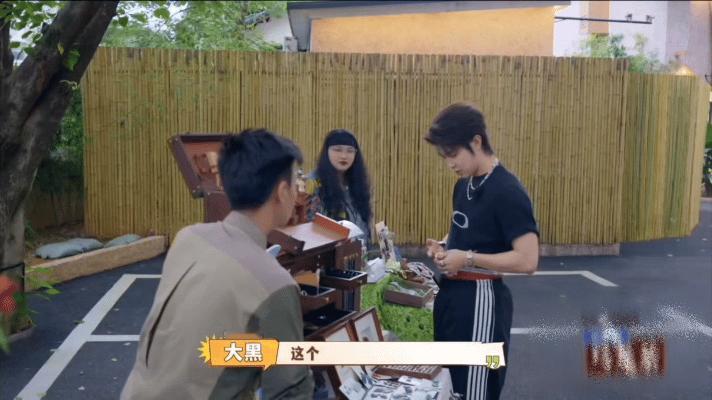 马伯骞好搞笑，去摊位上看到一个戒指想要，一问价格一千块钱，直接变成“刺客”了[允