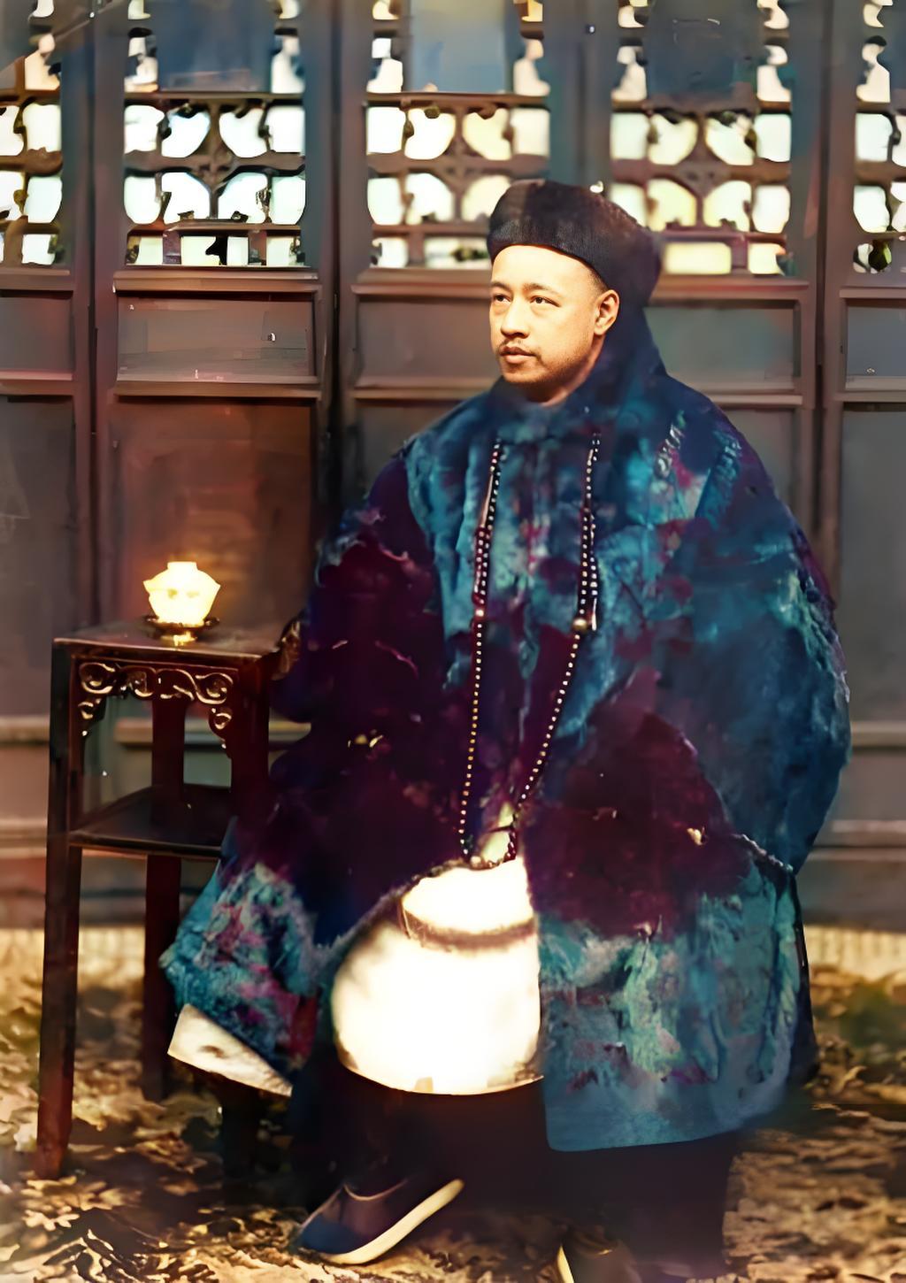 这张老照片中的人物是蔡锡勇，他时任湖北铁政局总办。
蔡锡勇身着厚重的皮草官服，头