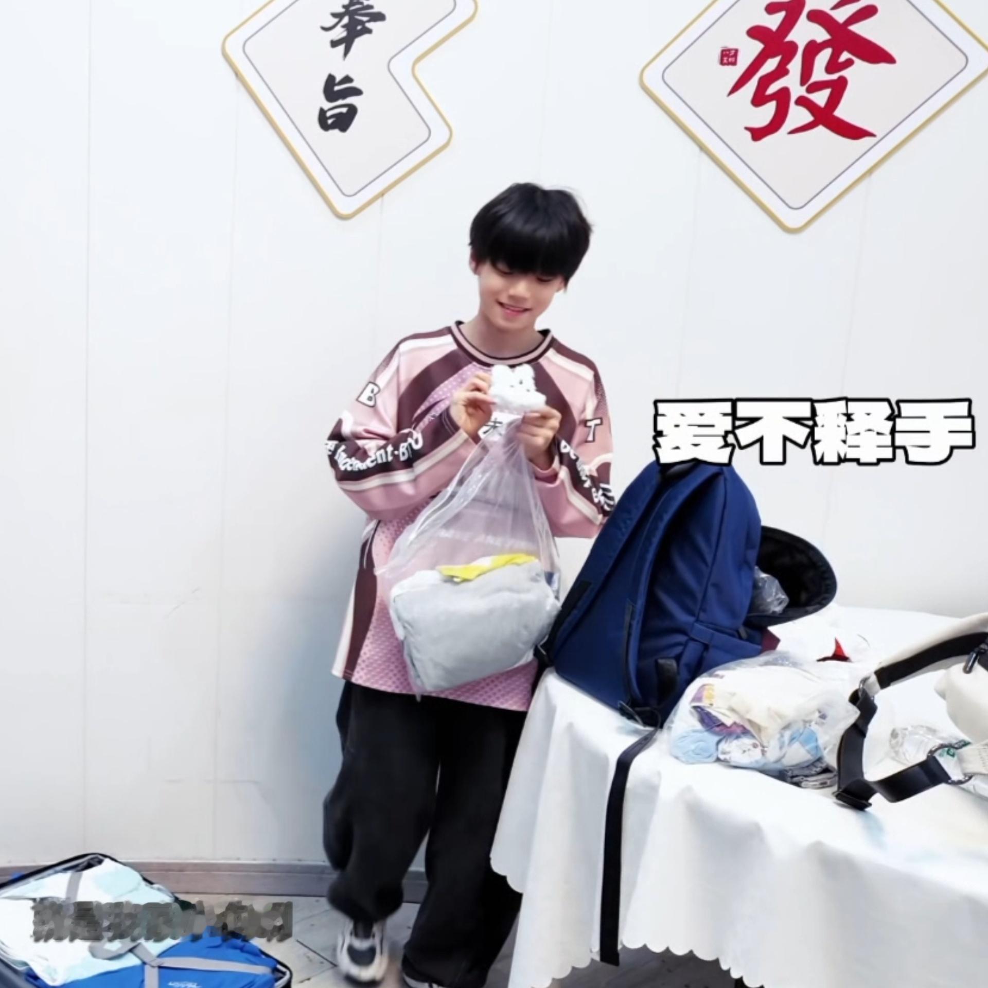 把手机锤进墙里只为无限循环就是我家小狗啊 