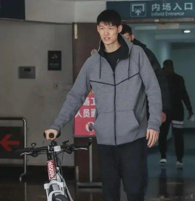 一剑霜寒十四州 生子当如胡金秋 一分惜败澳大利亚，中国男篮以亚洲杯亚军收尾。20