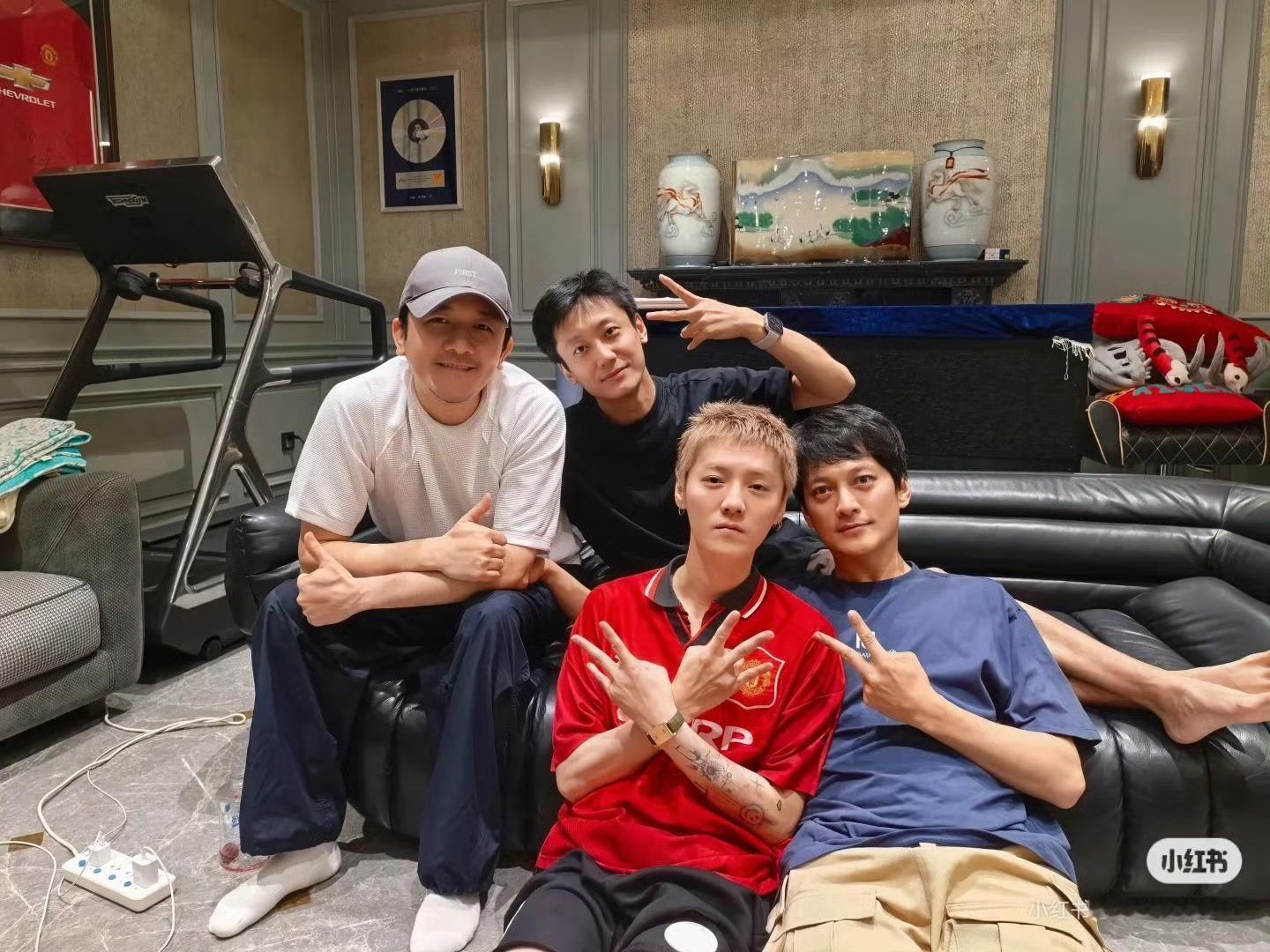 鹿晗喊话五哈节目组原来昨天晚上这么多合照阿，嘿嘿嘿，萌帅萌帅的