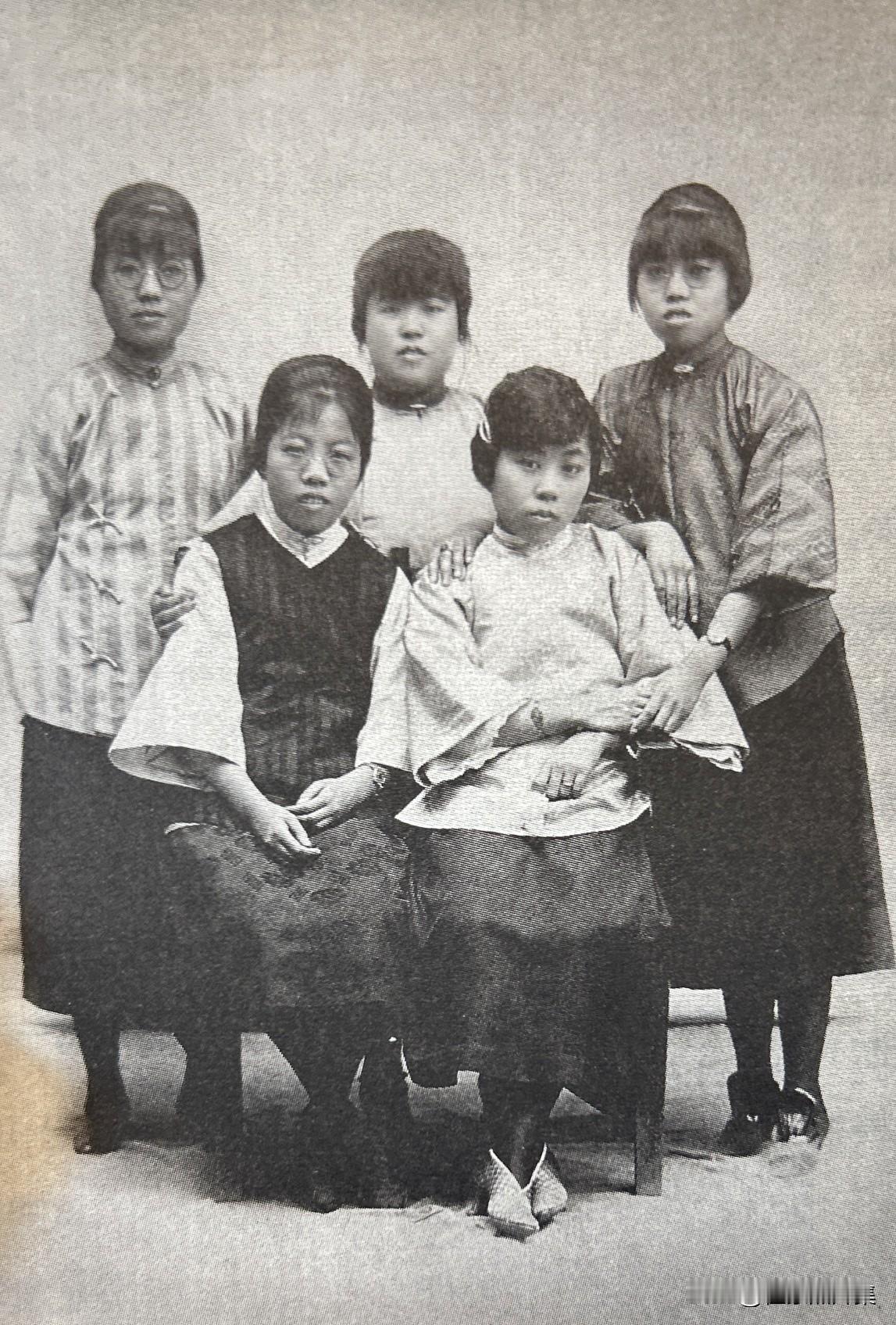 1924年12月，以邓颖超为首，成立天津妇女国民会议促成会，号召广大妇女团结起来