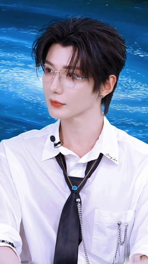 郝熠然郝熠然在曼谷完成自己首场海外生日演唱会，全开麦唱跳、二胡鼓乐以及戏腔表演，
