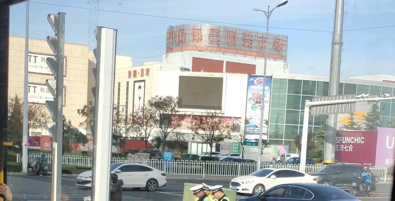 即墨区鹤山路与石林一路路口(服装市场东）有交警查电动车不戴安全帽现象，出行注意戴