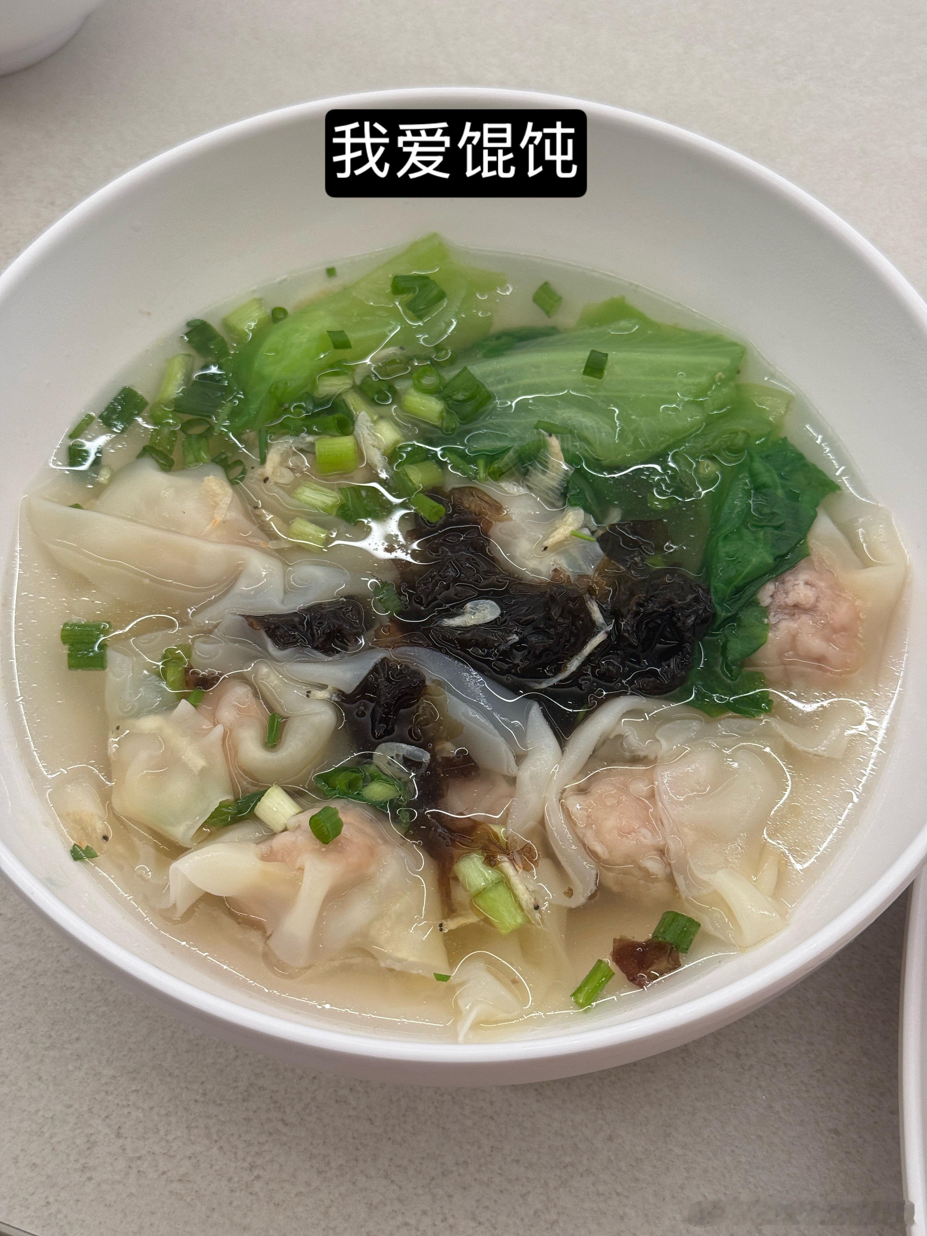 我就这样一直在车后座品鉴零食两天把两大袋零食全部吃光光！！！这个小鸡干脆面蛮好吃