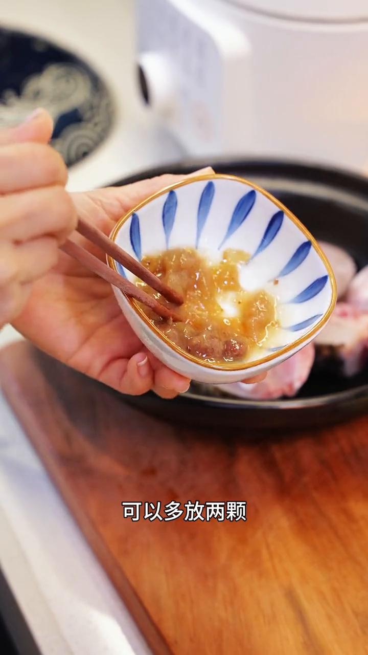 潮汕人冬天少不了要吃的草鱼冻，做法很有特色，不知道你们有没有吃过，非常好吃。
·