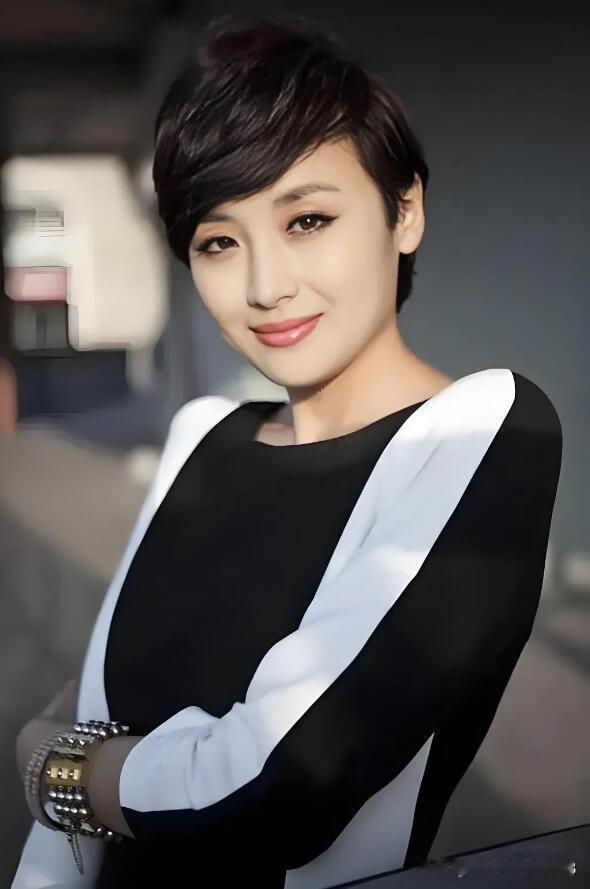 这位女演员读大学的时候就进入娱乐圈拍戏，长得十分漂亮是典型的山东美女，可惜她出道