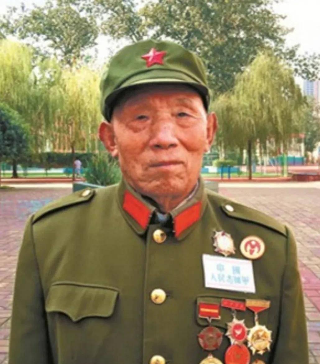 1953年的一天，一辆军部汽车停在了河南一家宾馆的门口，“带走”了一位清洁工。宾