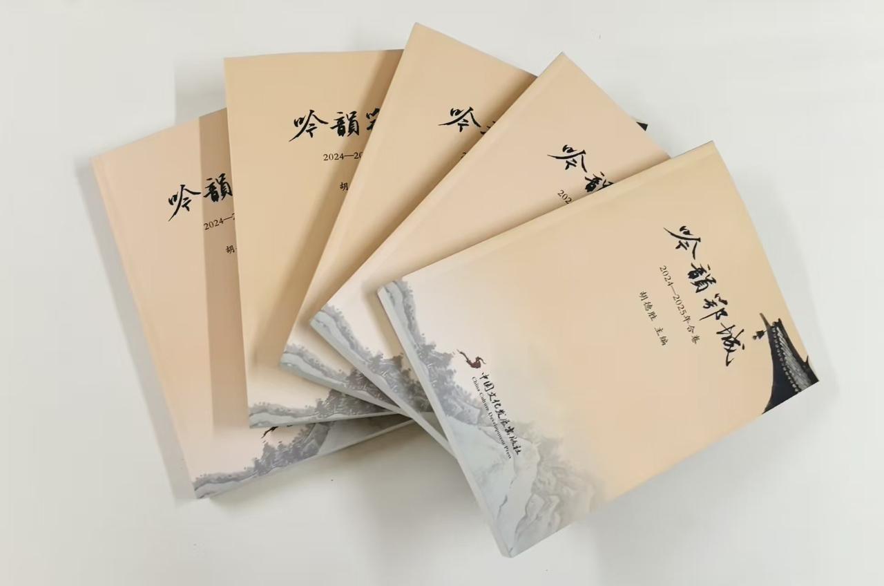 在鄂州市，据我所知，每个月是有纸刊发表诗词的。起码有两个期刊。开始时，刊物的费用