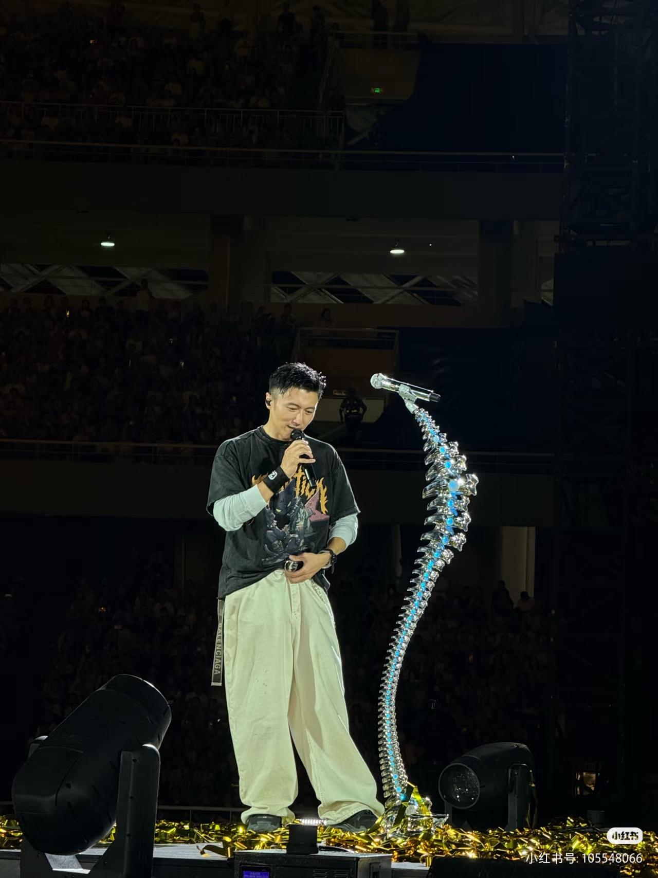谢霆锋南昌演唱会这条白裤子，直接在评论区吵起来了。
 
上身是复古假两件T恤，搭