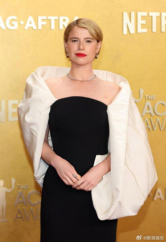 北京时间3月2日，第32届演员奖红毯举行。“甜茶”提莫西·查拉梅和妈妈一起走红毯