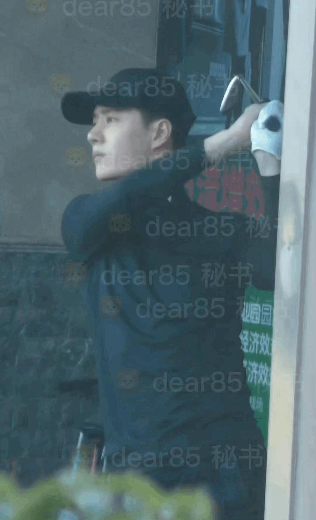 上海偶遇王一博打高尔夫 摩托姐姐：看不懂高尔夫专业数据，只会一味疯狂夸好帅哈哈哈