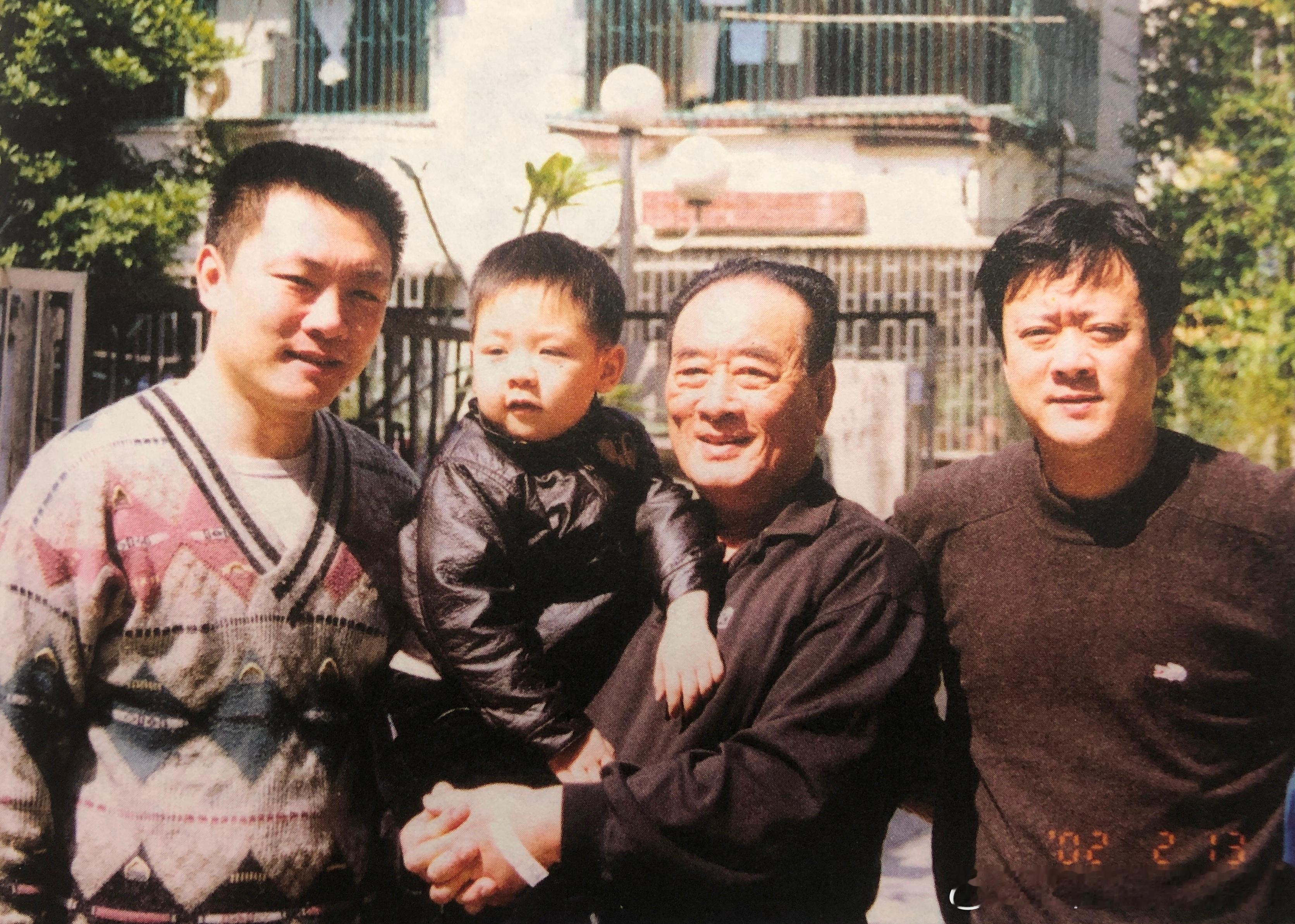 2002年2月13日庞家三代人在珠海，左起次子庞洋、庞洋的儿子、庞学勤和长子庞好