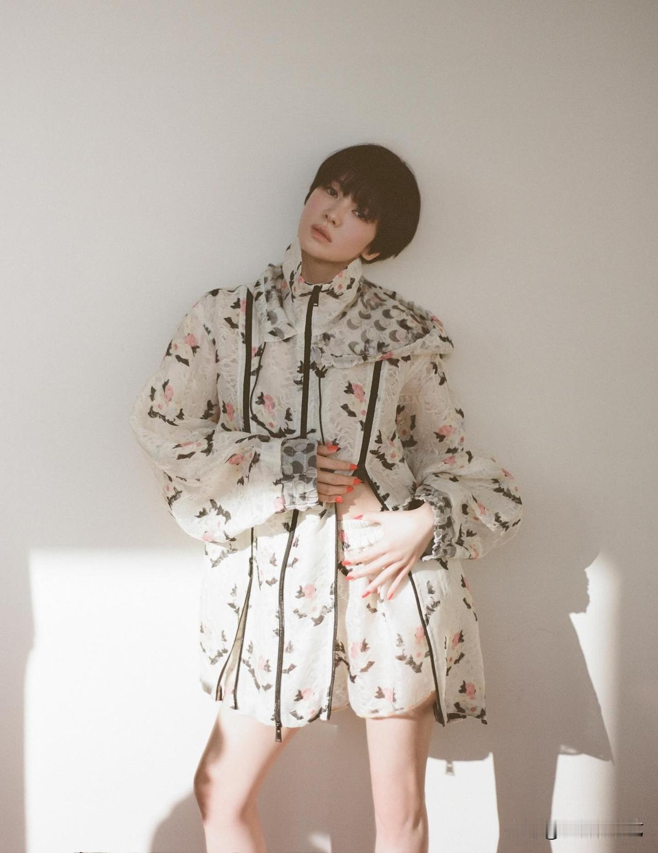 24日，演员宋慧乔在自己的Instagram上传了多张照片。照片中，宋慧乔一头利