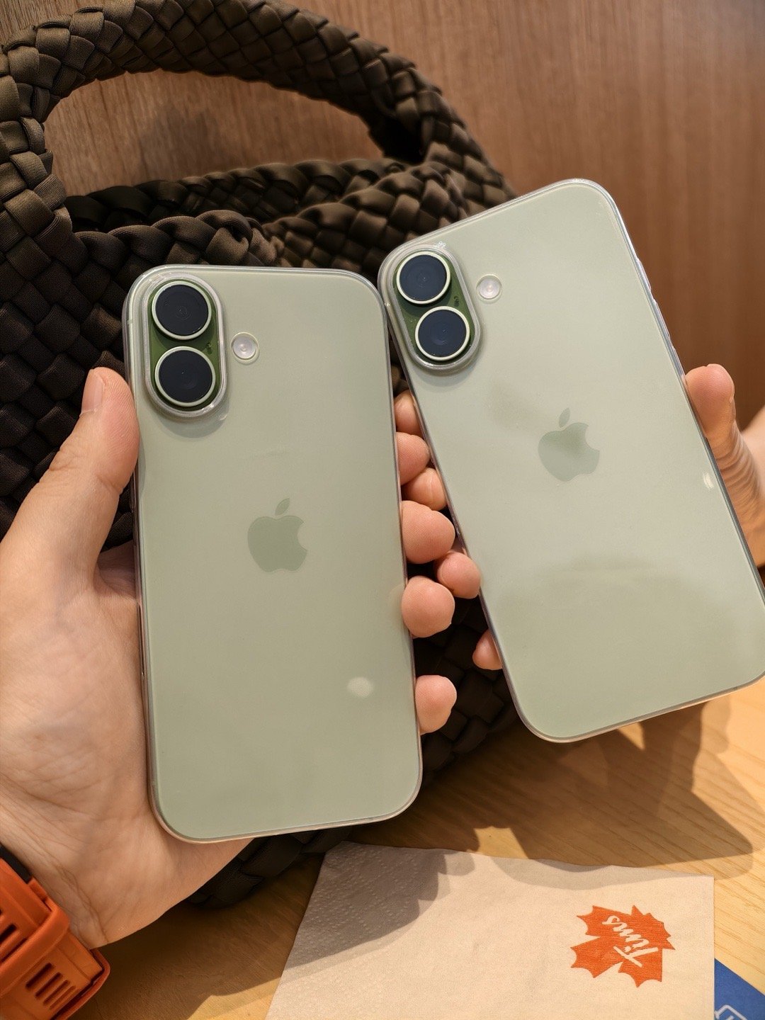 iPhone17 标准版鼠尾草绿搭配超薄亮面晶透双持！透真机本色[点赞]感谢一直
