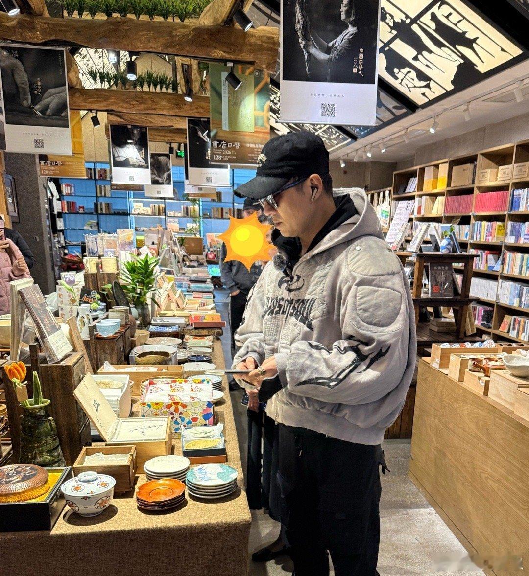 汪峰长沙请偶遇粉丝喝咖啡 长沙偶遇汪峰也太幸运了吧！沉浸式逛书店还会请粉丝喝咖啡