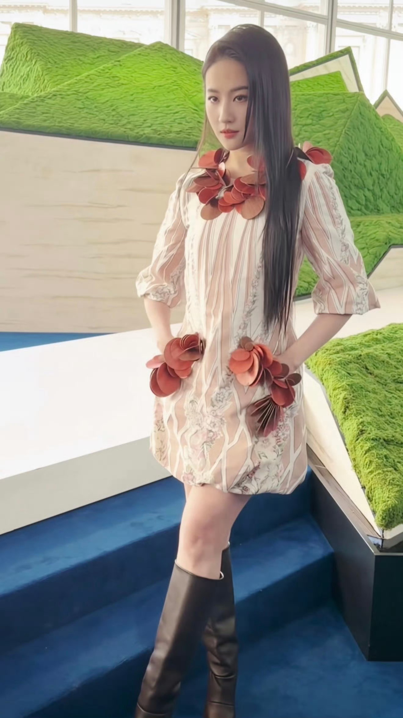 天仙穿这衣服真的很娇嫩美艳，这个还方便刘亦菲插口袋