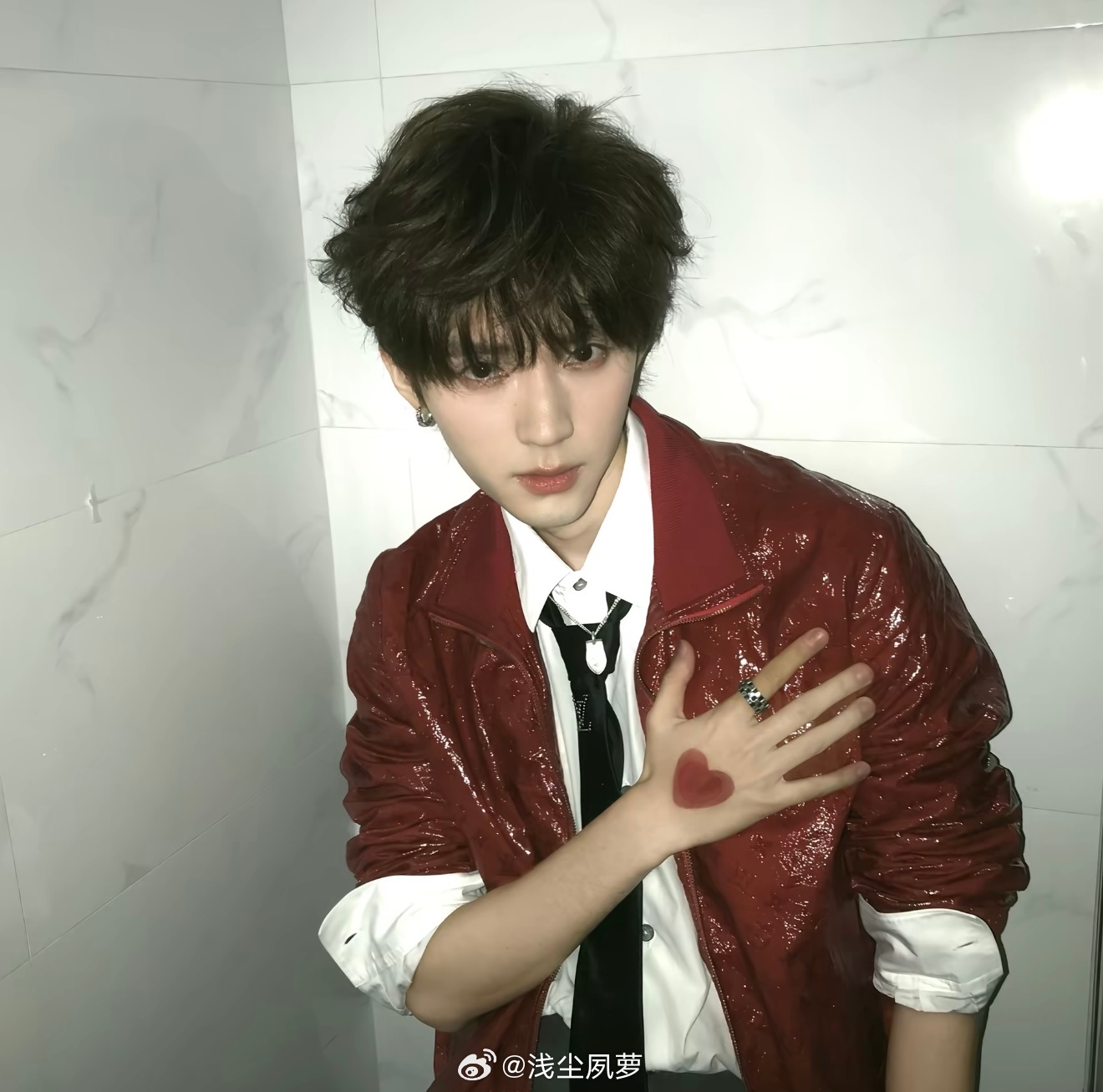 周翊然[超话] ‖ 欧阳娜娜演唱会嘉宾是周翊然帅飞好嘛[舔屏]​​​