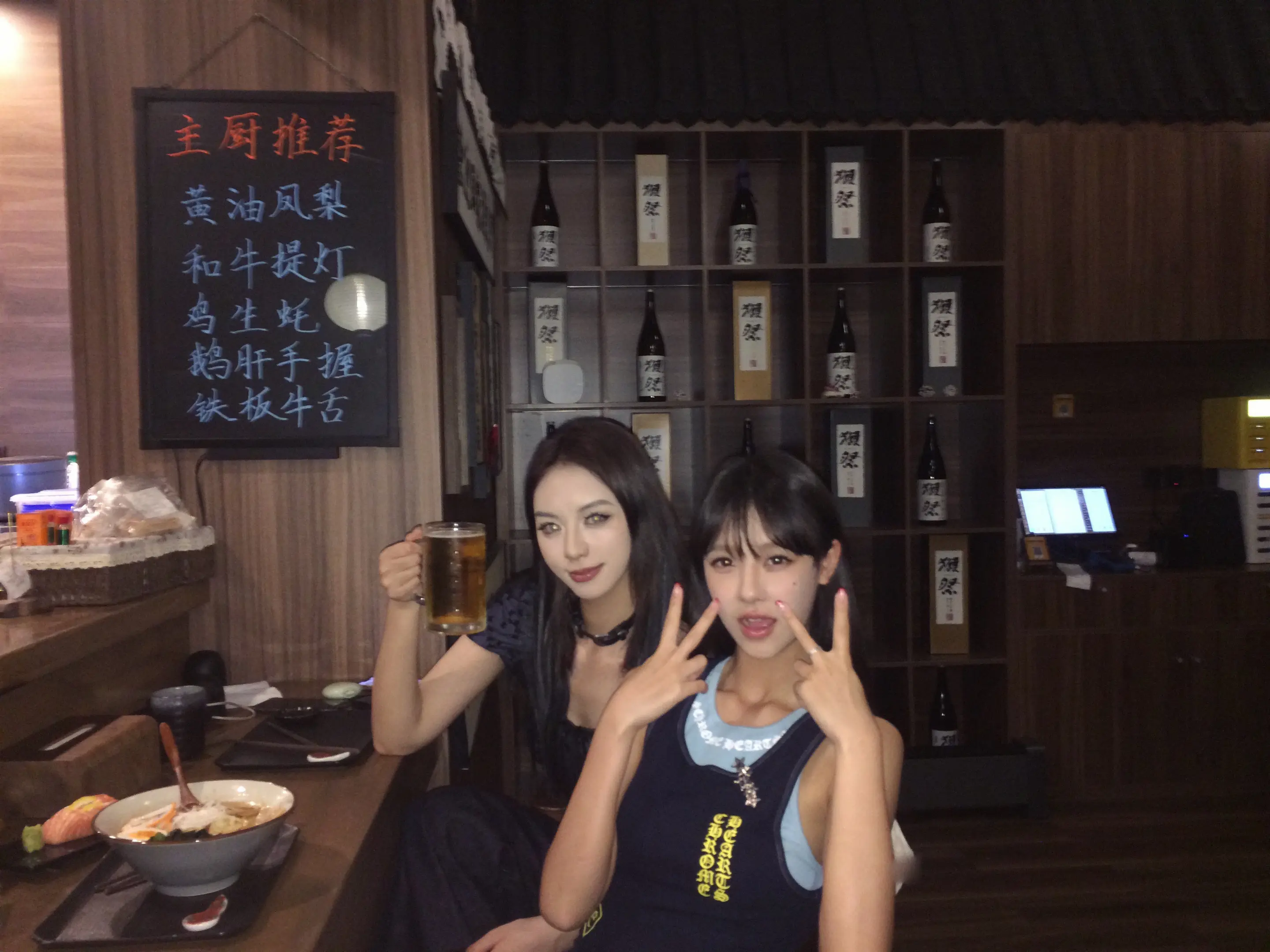 我觉得她不应该经历任何苦难 我觉得她就应该健康快乐无忧无虑 我知道这不...