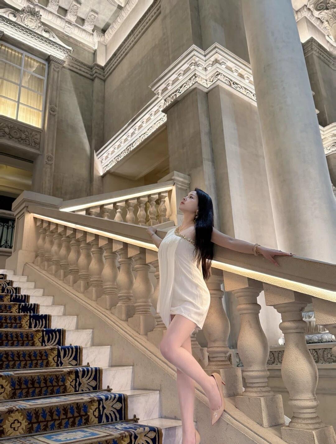 优雅漫步在古典楼梯间，感受时光的静谧与美好。甜美小仙女的穿搭你适合穿长裙还是短裙