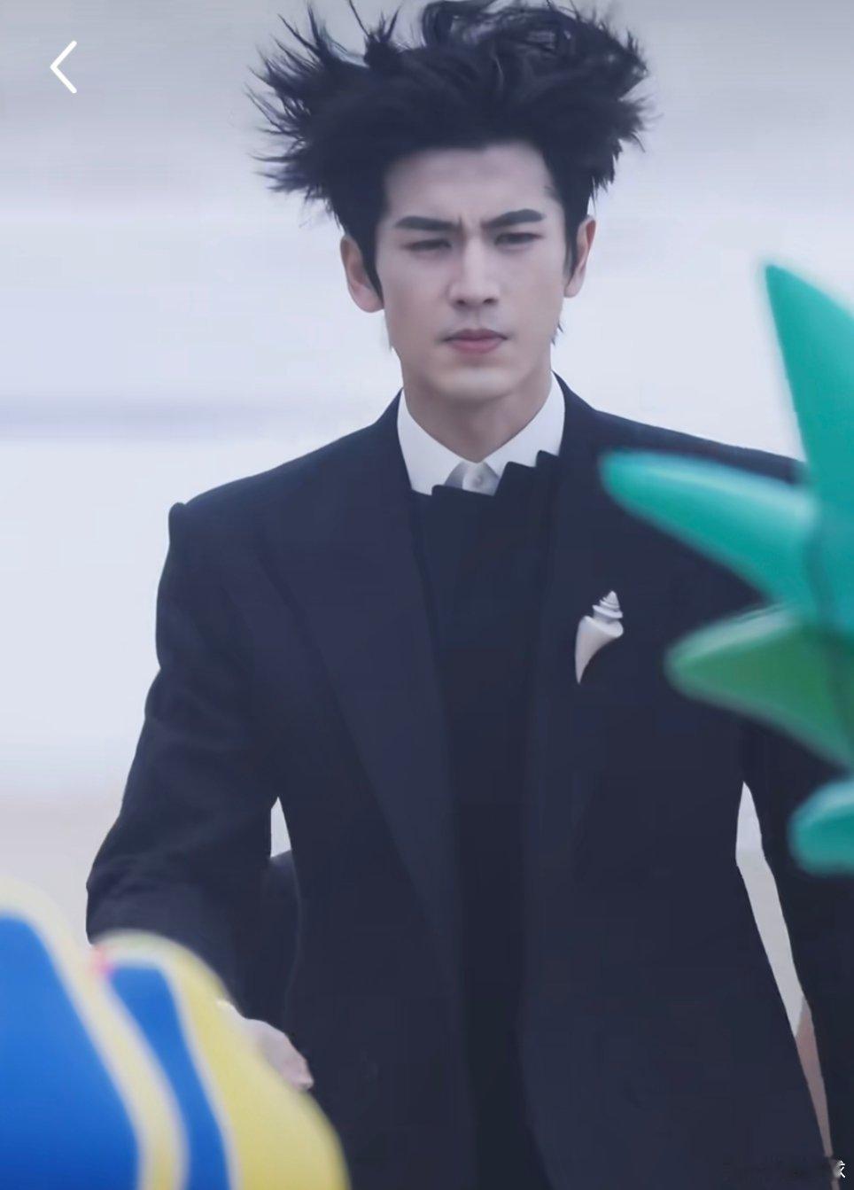 ELLE红毯真的笑不活了，给张凌赫吹成海胆了[嘻嘻][嘻嘻][嘻嘻] ​​​