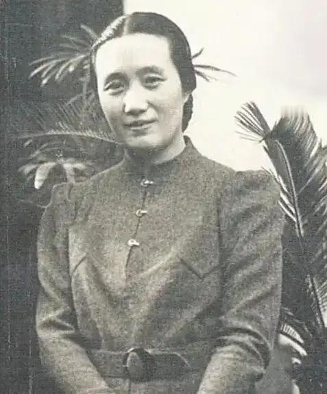 1942年，董竹君爱上已婚的陈清泉。陈清泉的夫人对她说：“你知道破坏别人家庭很痛