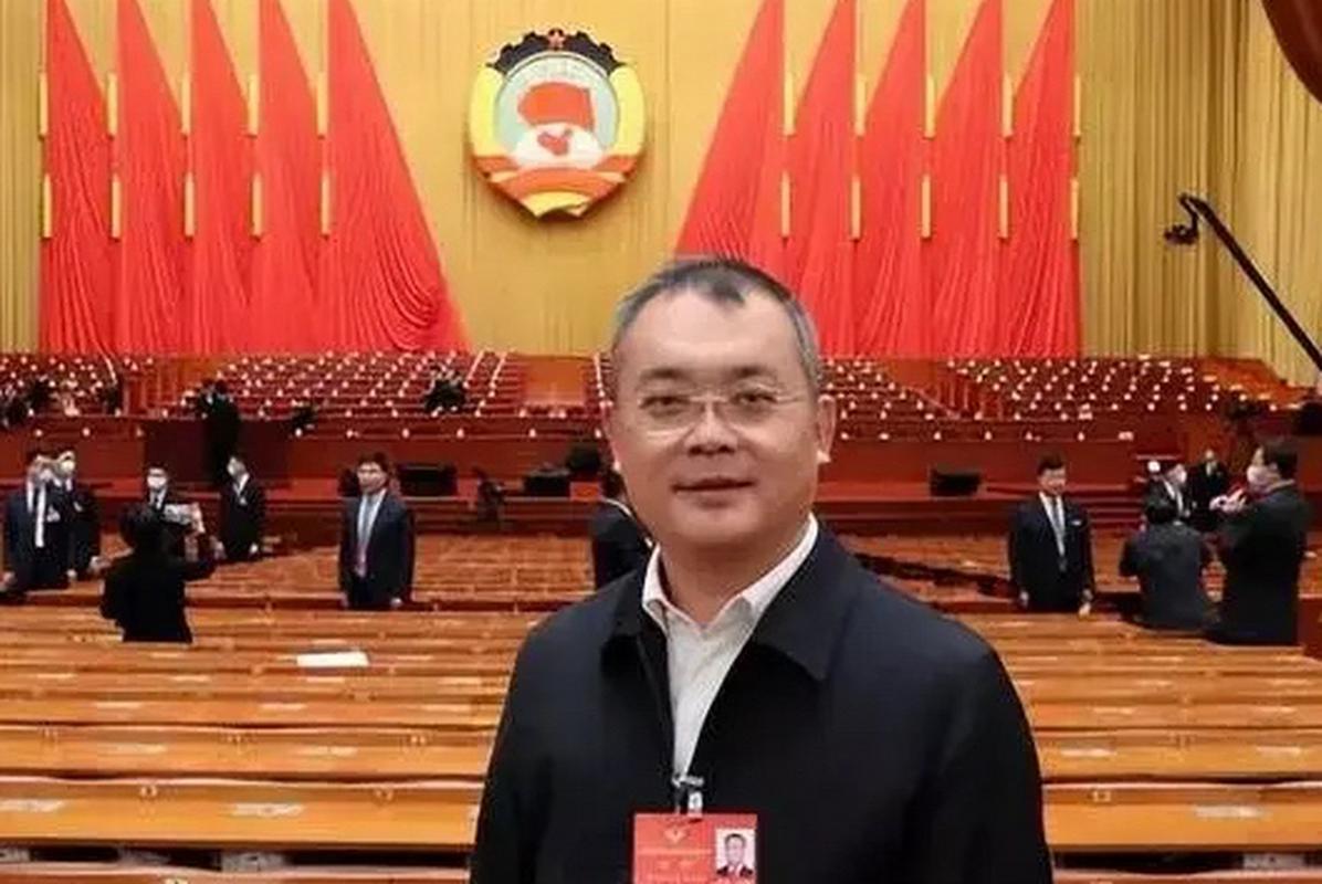 谁能想到，雷军和马斯克一张合影，意外捧红了旁边这位低调大佬！最近全网都在扒，坐在