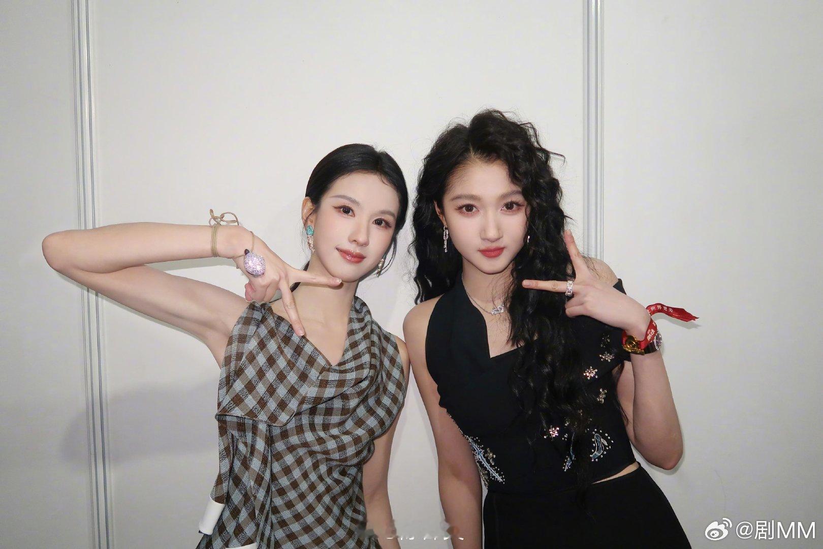 关晓彤陈都灵比耶合照关晓彤陈都灵合影关晓彤陈都灵比耶合照，一个俏皮比耶一个温柔浅