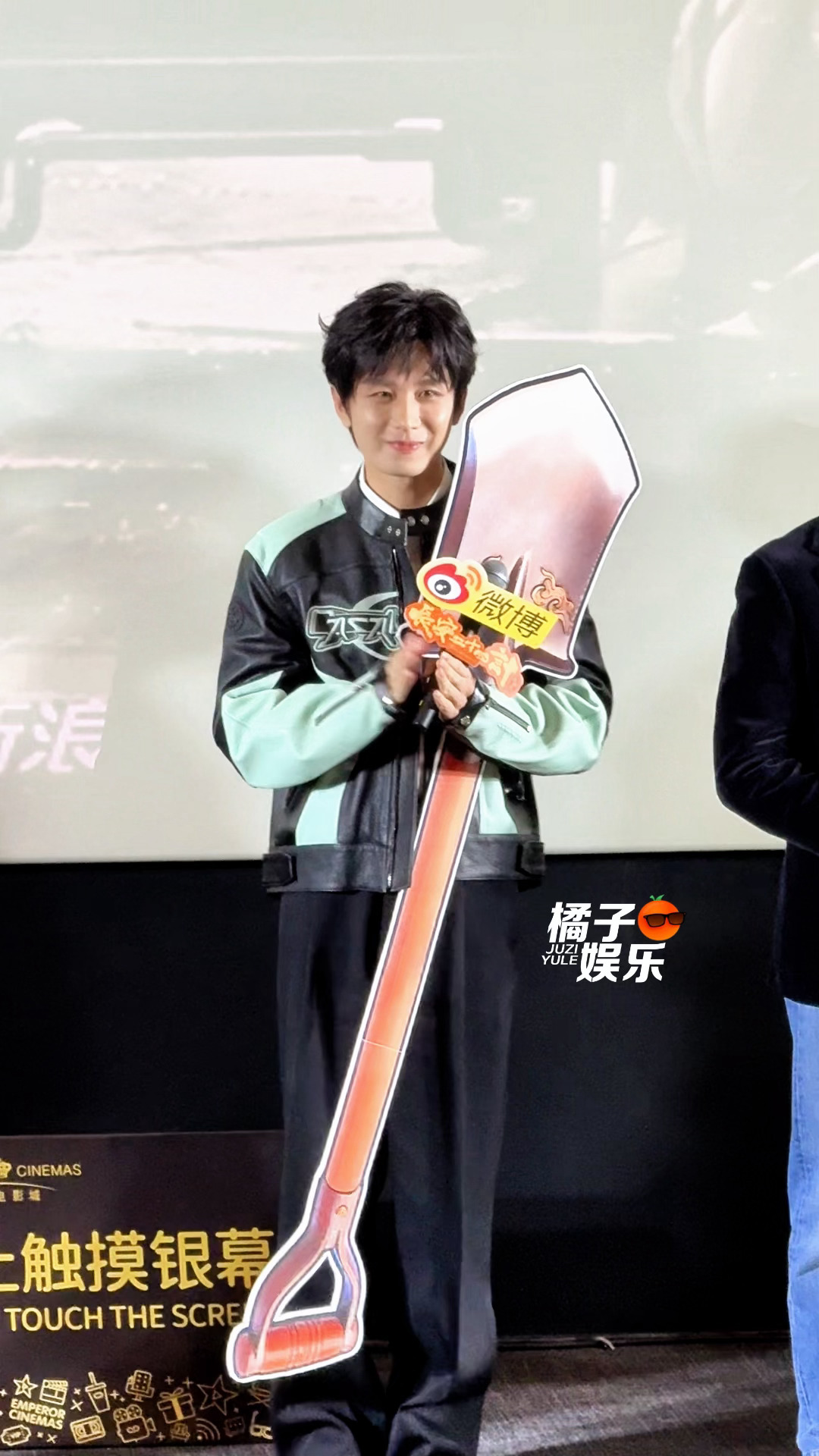 成毅完全是氛围组来的所有人自我介绍的时候一直在萌萌鼓掌👏看到叶祖新做反应来的时