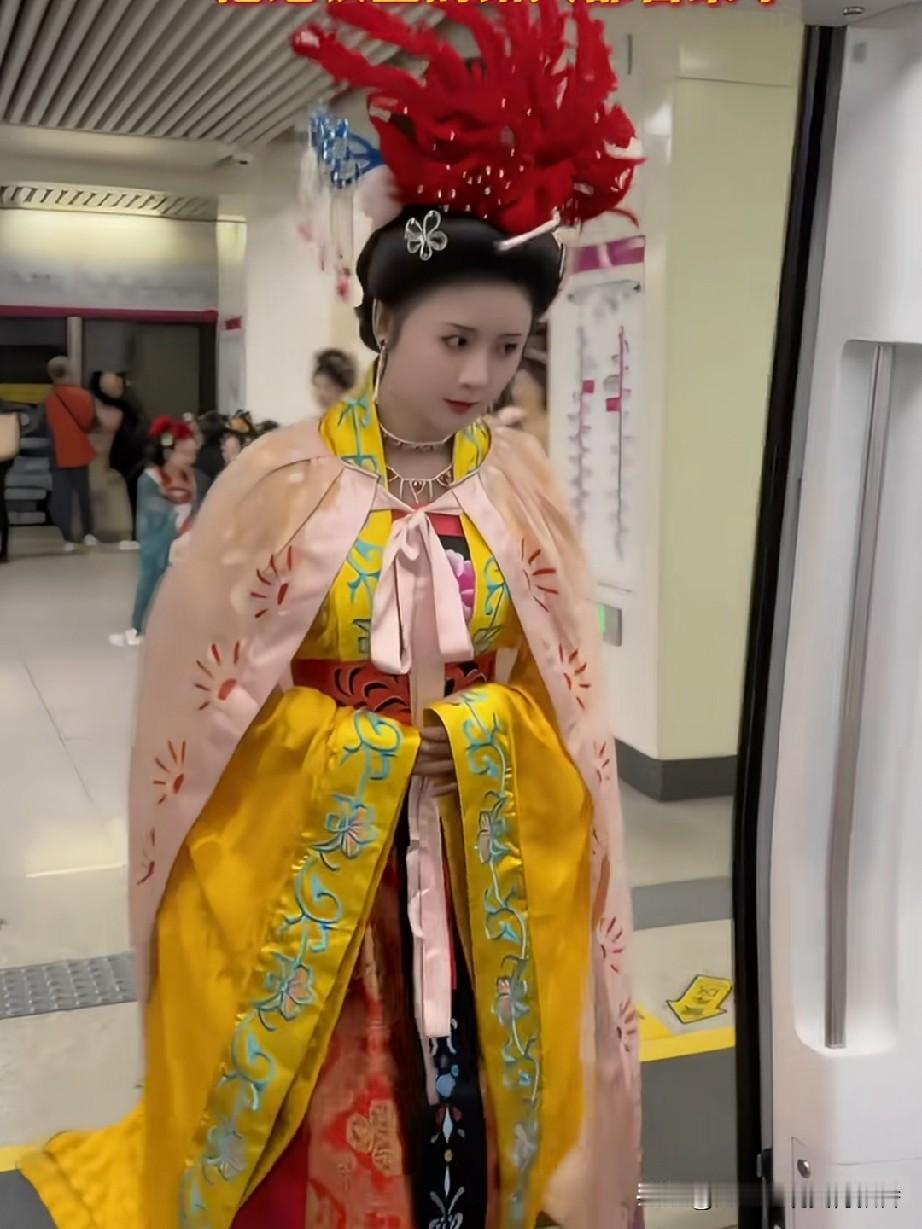 洛阳地铁上，一位身着女儿国国王服饰的女子袅袅走来。她那独特的装扮瞬间吸引了众人目