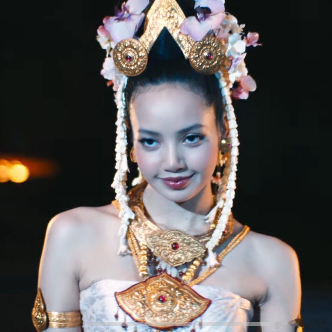 lisa  在《白莲花》第三季中首次亮相。 