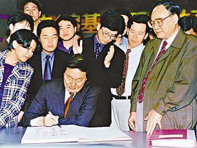 #历史上的今天#【朱镕基视察央视 赠《焦点访谈》四句话】1998年10月7日，朱