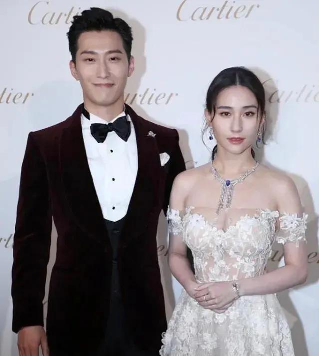 张一山担任窦骁何超莲婚礼伴郎，此前张一山何超莲一起担任过陆添和王杉屹婚礼伴郎，相