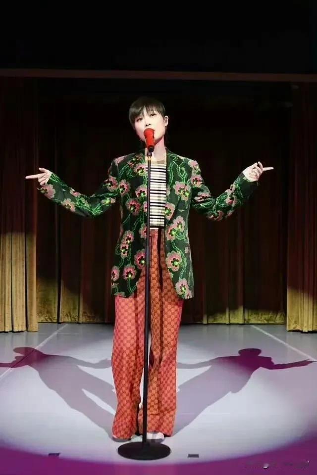 李宇春的气场一般人赶不上！
穿刺绣西装配条纹针织衫+老花裤，美出国际范，一般没人