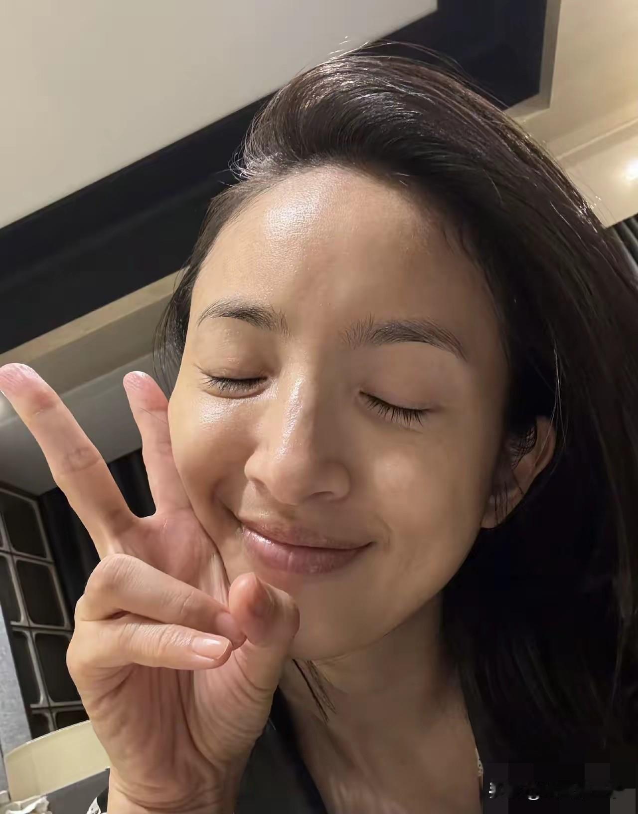 终于有女明星敢了，这才是真正的素颜吧，没用任何化妆品，没美颜滤镜，甚至连眉毛都是