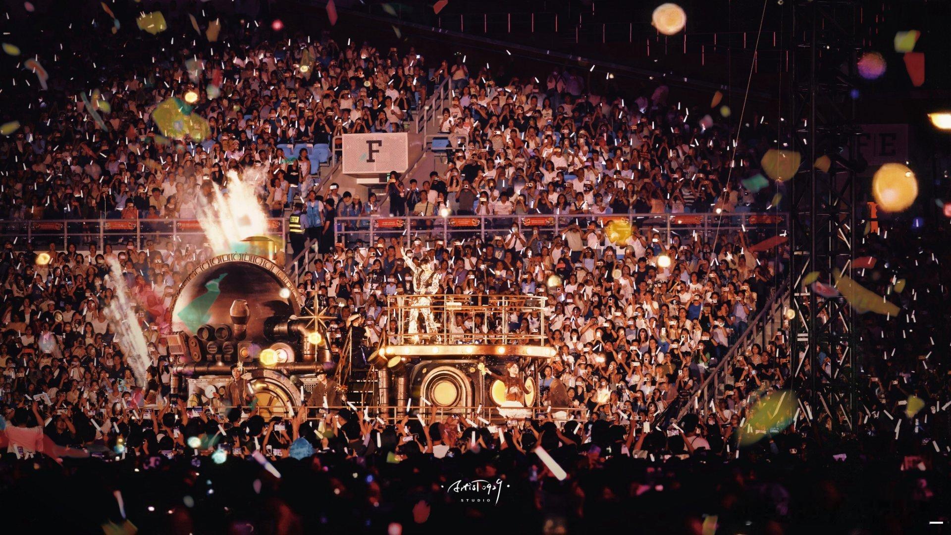 周深演唱会就是一场盛大的梦吧！！！！周深老肩巨滑