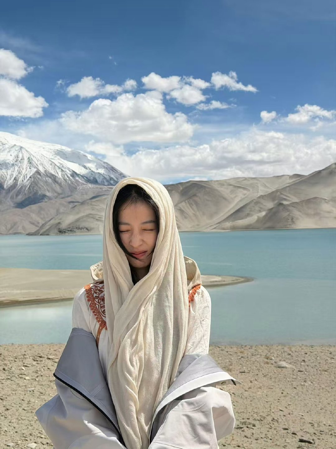 周雨彤王奕芝把播客搬到了新疆 周雨彤王奕芝活人感 一场奔赴新疆的走心播客，她们聊