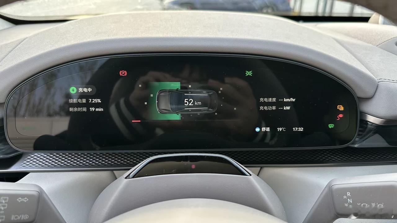 给多少，吃多少！我们的极氪7X又要充电了，这次来到岚图超充站500kW超充桩，峰