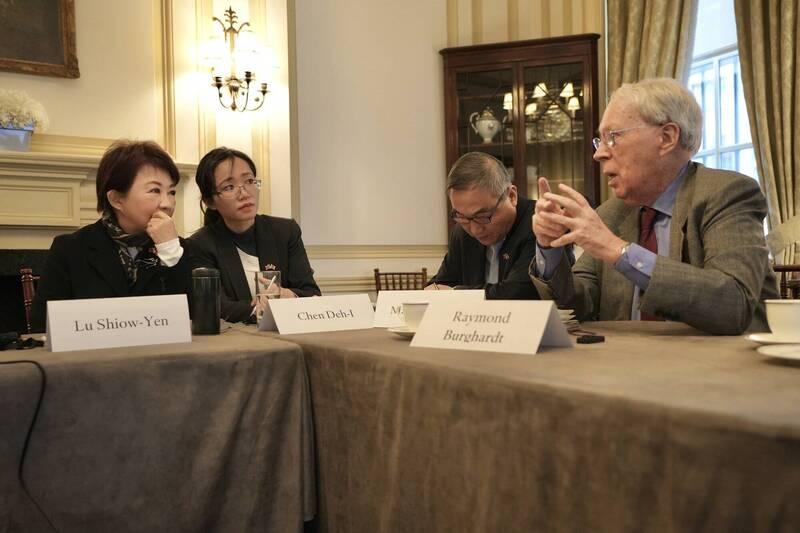 不演了！她彻底倒向美国了

正在美国访问的台中市长卢秀燕
今天彻底暴露出了她的本