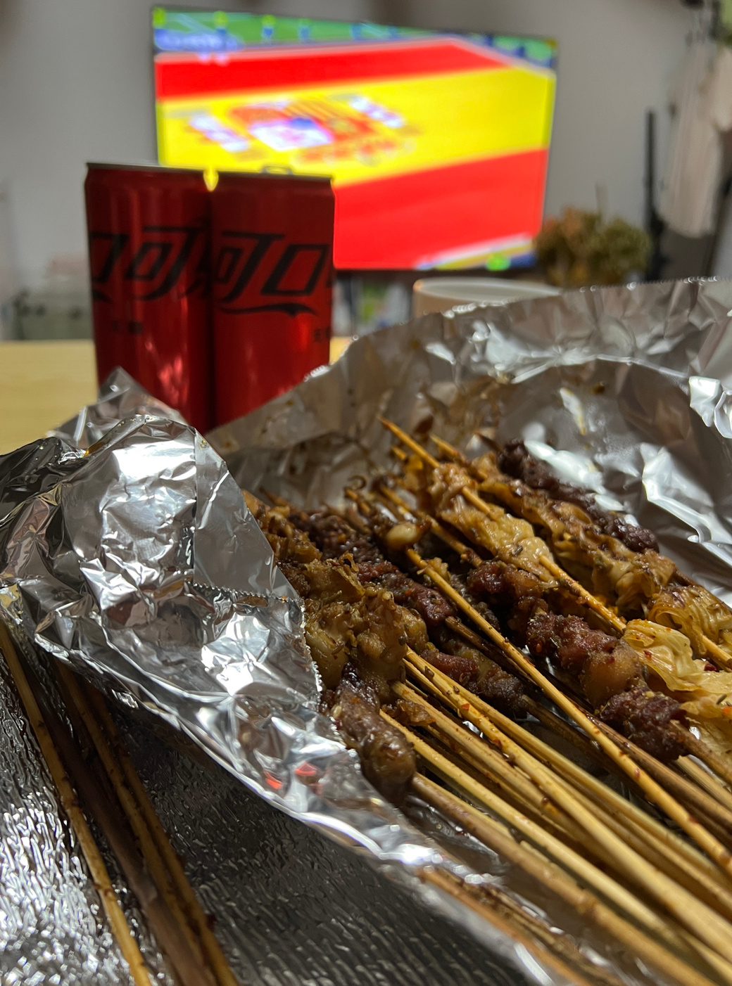 陪我家老大一起看球，我家老大请我吃烧烤，我请他喝可乐！ 