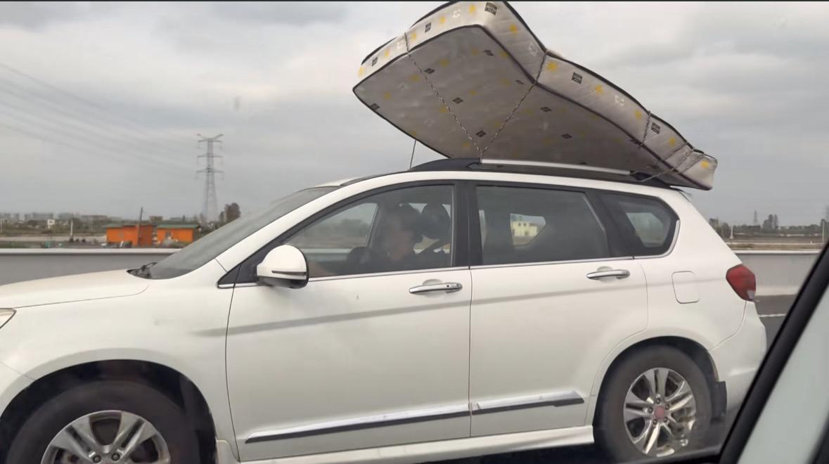 这大哥难道没发现今天油耗特别高？问题是他如果停下服务区检查车况也检查不出什么东西