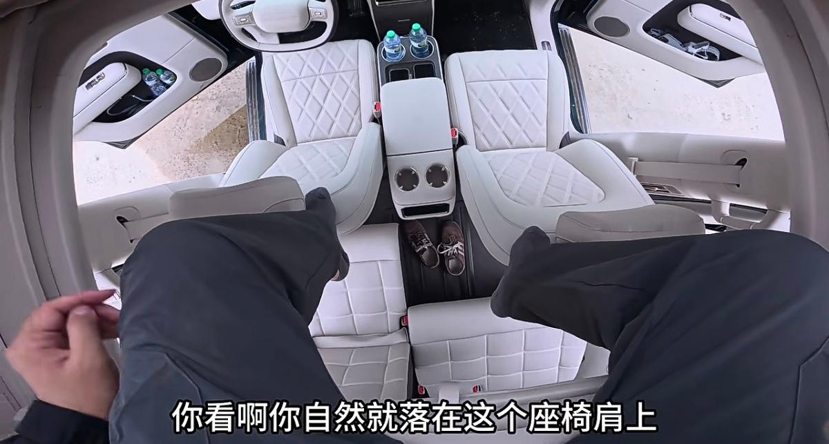 澎程N90 Max探索版的原厂帐篷，内部两侧都有空调出风口，甚至还有磁吸点和C口