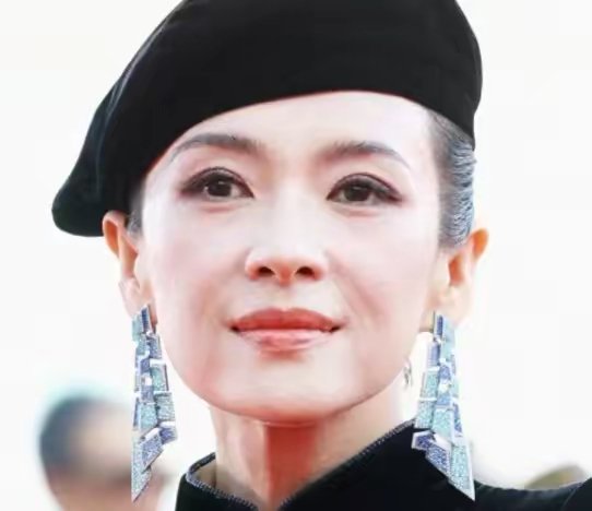 章子怡在威尼斯电影节的第二套造型来了在威尼斯一夜老了十岁，她确实老了，她把阿玛尼