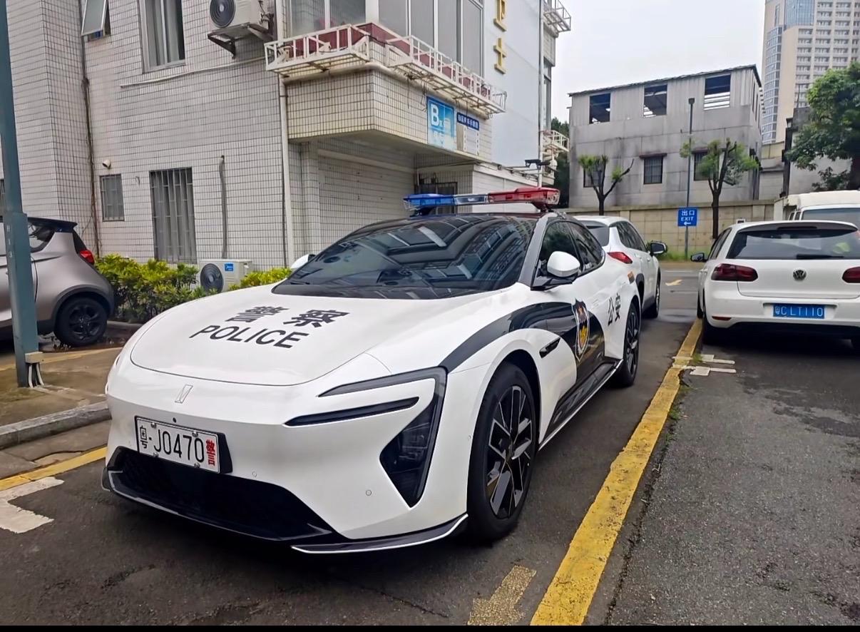 刷到网友拍的阿维塔06警车皮肤，咱就说这身皮肤谁穿谁有型[赞]

阿维塔06全系