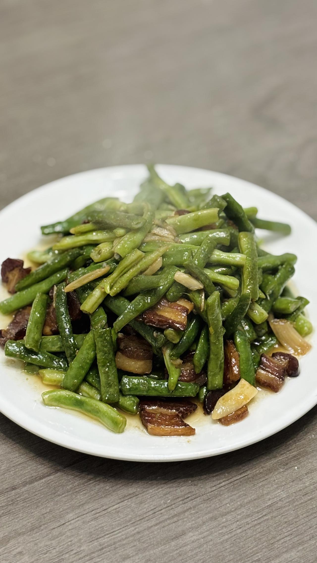 过年前几天种下的四季豆，今天终于能尝鲜啦，那叫一个鲜嫩！
广东的气候着实不错。我